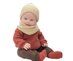 Minikane Muñeco Les Bambinis Yann con Ropa de Invierno y Suéter de Punto Rojo Burdeos^Niños Muñecos