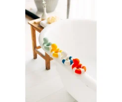 Oli & Carol Pato de Baño Flo The Floatie Rojo^Niños Juguetes Para Niños De Un Año