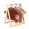 Djeco Perchero y 3 Perchas Pomea para Ropa de Muñeco^Niños Accesorios Para Muñecas